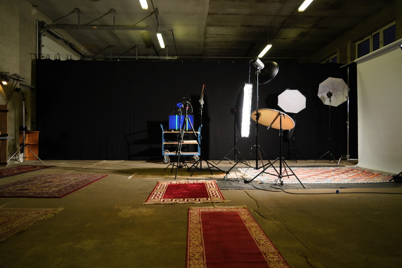 Die Garage Foto Studio für Bewerbungsfotos Portraits Produktwerbung Videoproduktionen Anmietungen